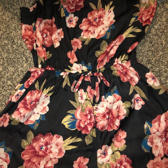 Floral Hollister Romper - Picture 3 of 5